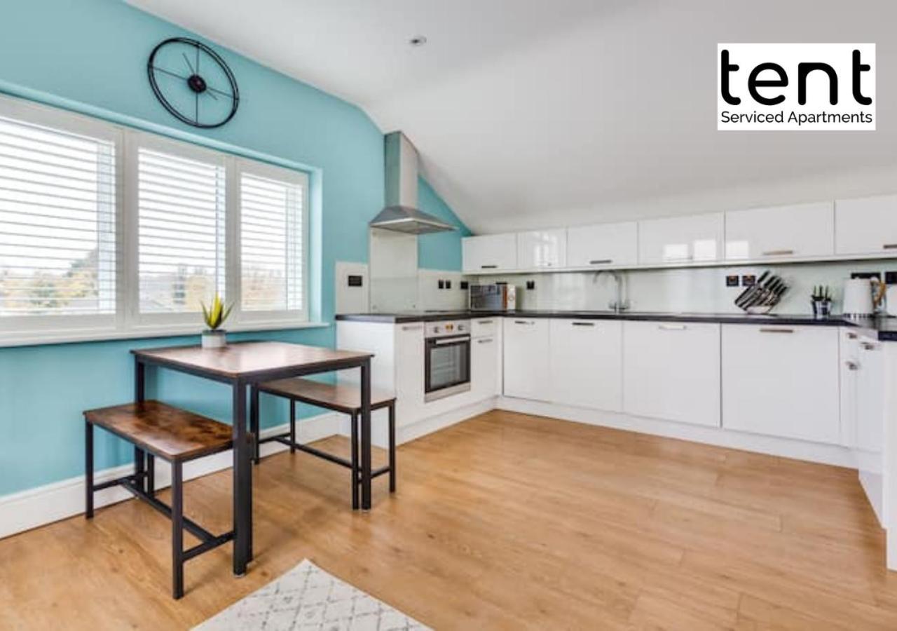 Stylish 1 Bed Apt , Central , Pkg, Perfect For Long Stays Egham Luaran gambar