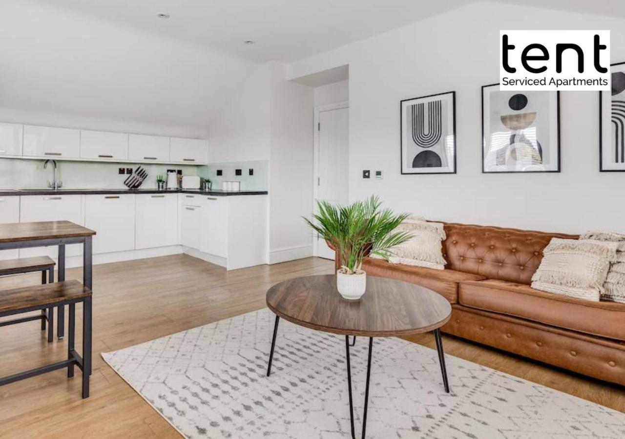 Stylish 1 Bed Apt , Central , Pkg, Perfect For Long Stays Egham Luaran gambar