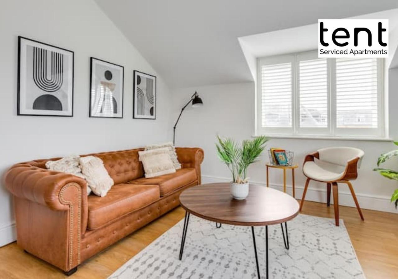 Stylish 1 Bed Apt , Central , Pkg, Perfect For Long Stays Egham Luaran gambar