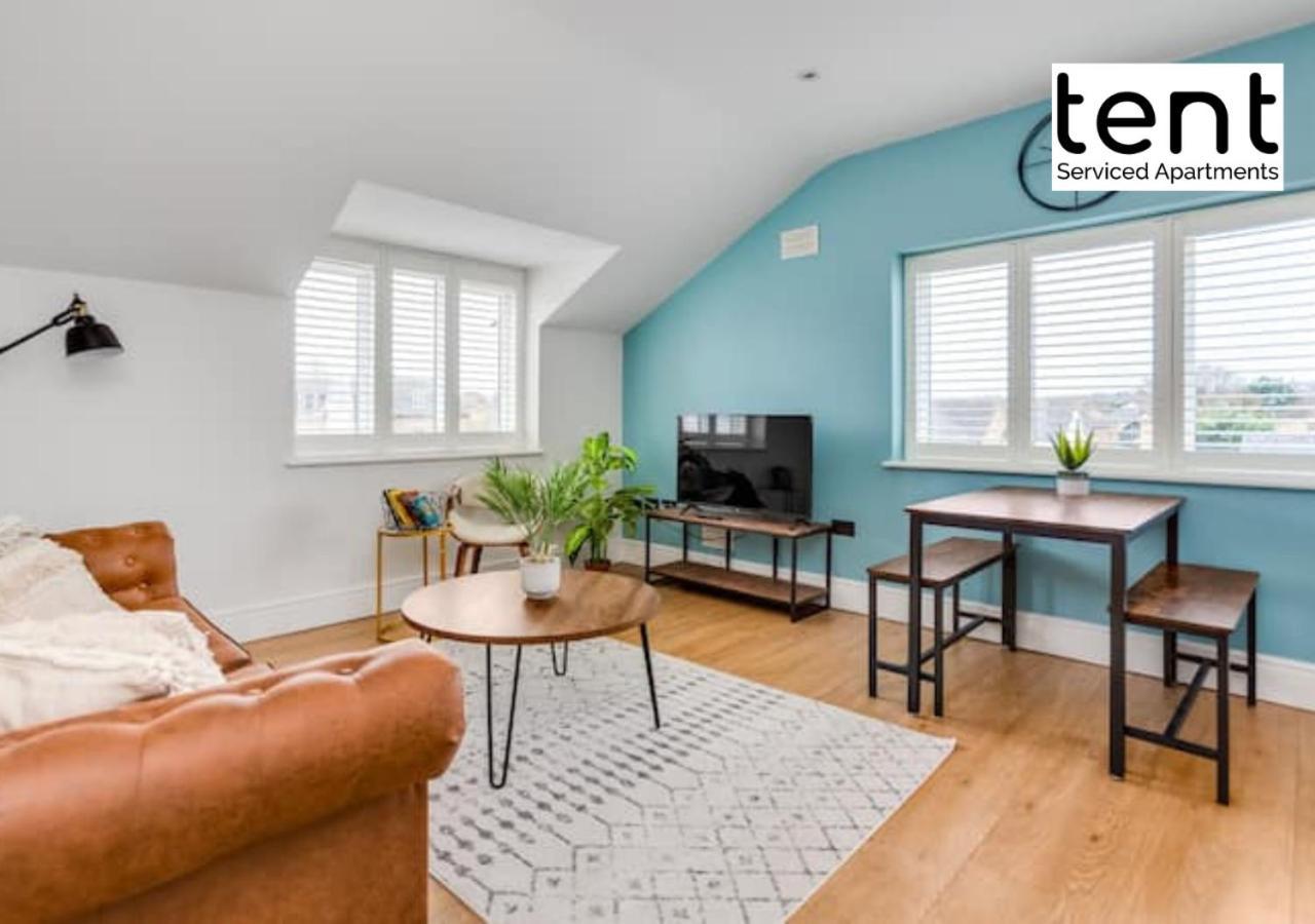 Stylish 1 Bed Apt , Central , Pkg, Perfect For Long Stays Egham Luaran gambar